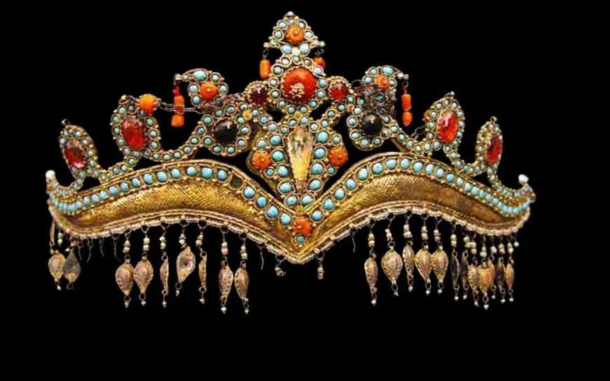 From what culture did the tilla-kosh decoration come to us?