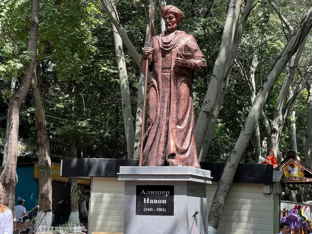 O'sh shahrida Alisher Navoiy haykali o'rnatildi