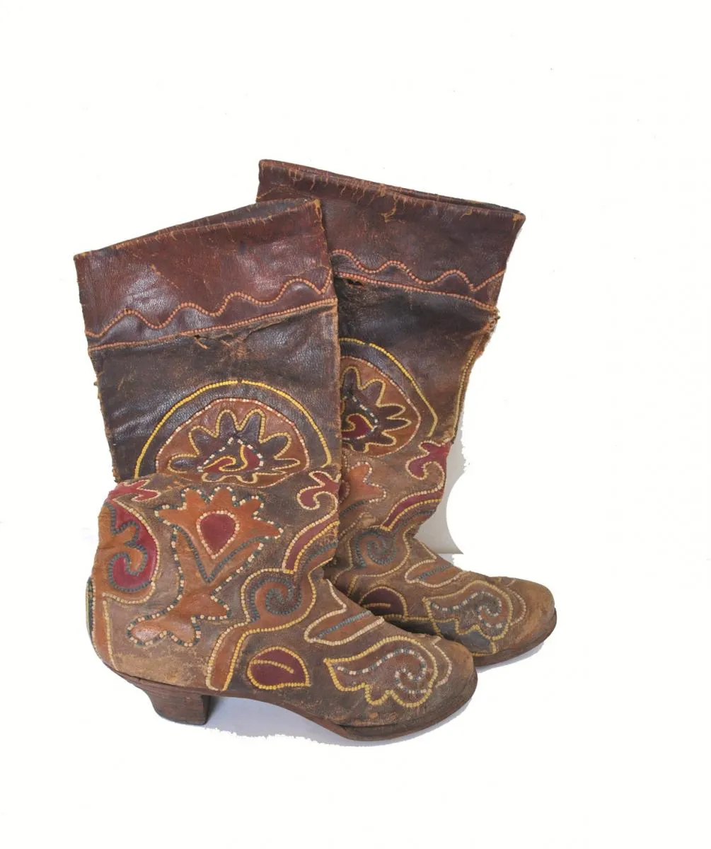 What shoes did Tashkent and Fergana men prefer to wear with pants?