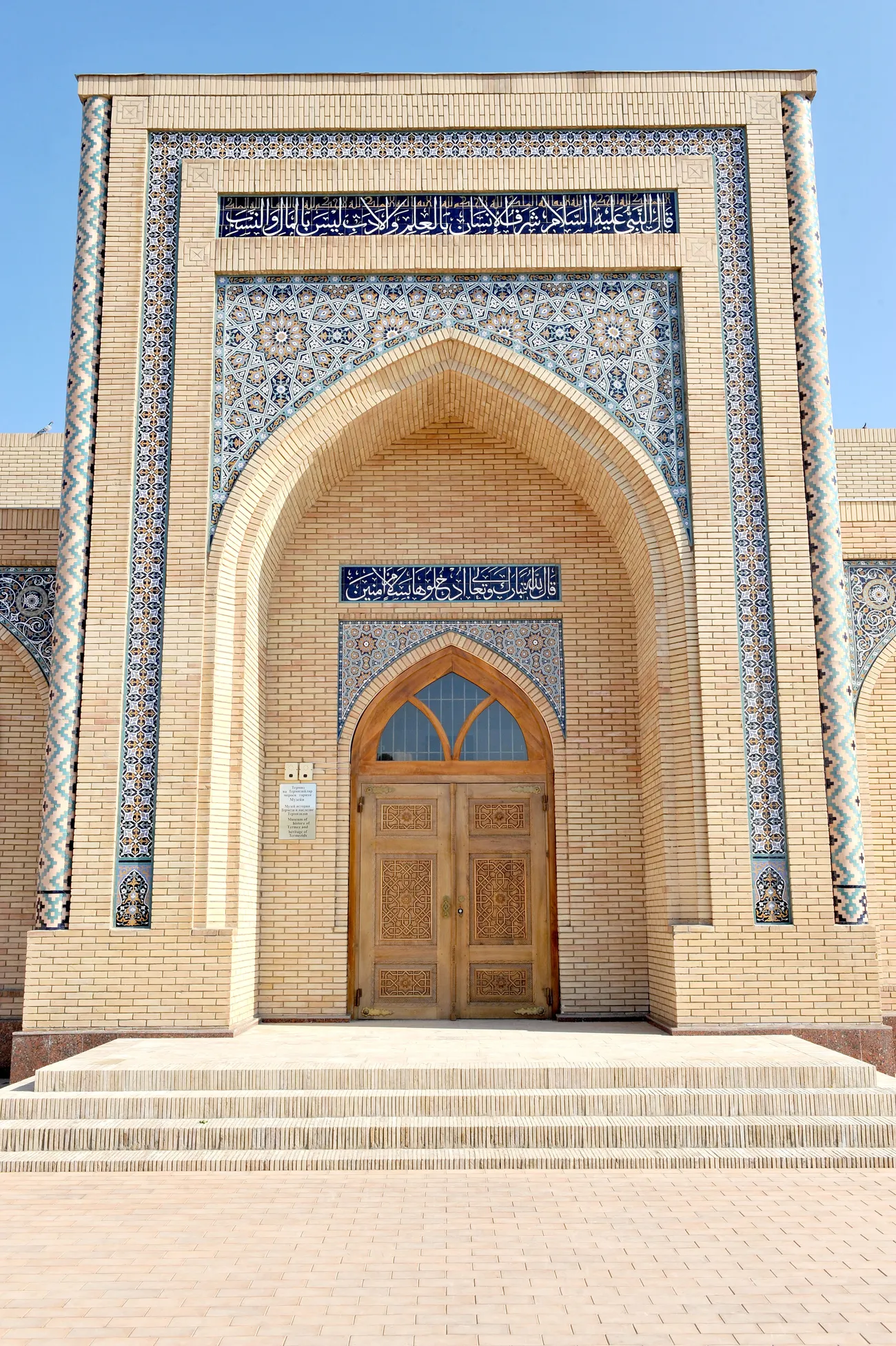 At-Termiziy maqbarasi masjidi mehrobi ravogʻiga qanday bitik bitilgan?