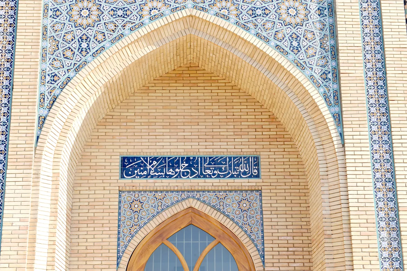 At-Termiziy maqbarasi masjidi mehrobi ravogʻiga qanday bitik bitilgan?