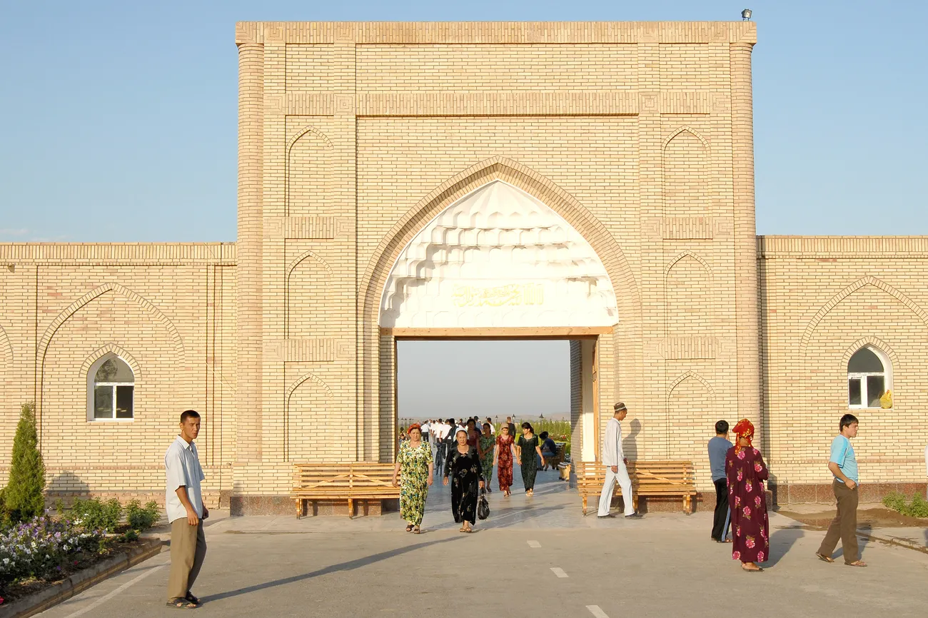 At-Termiziy maqbarasi masjidi mehrobi ravogʻiga qanday bitik bitilgan?