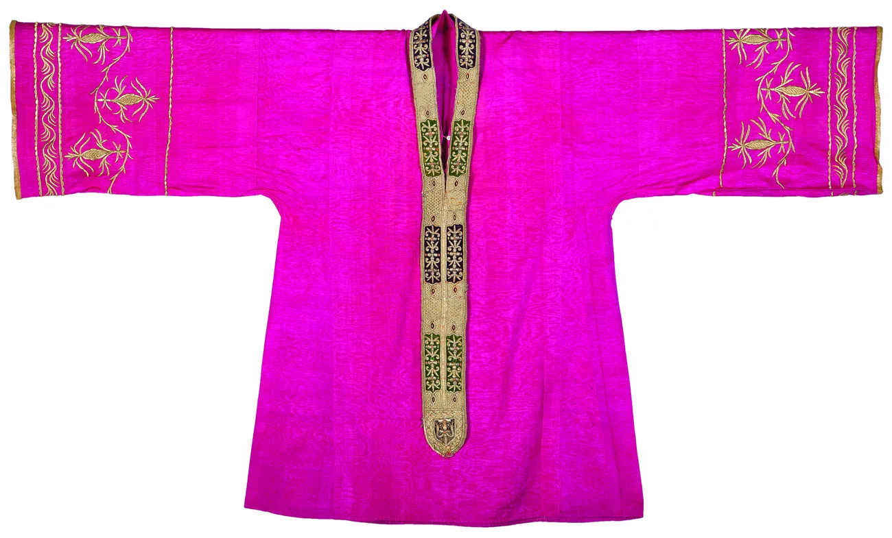 How did the outfits of Bukhara women surprise the British traveler?