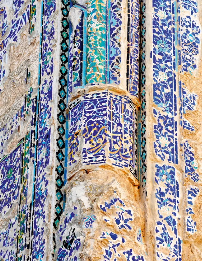 What is written on the Morpech pillar of Oqsaroy?