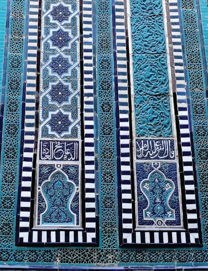 What hadiths can be read on the portal of one of the oldest mausoleums of Shahi-Zindah?