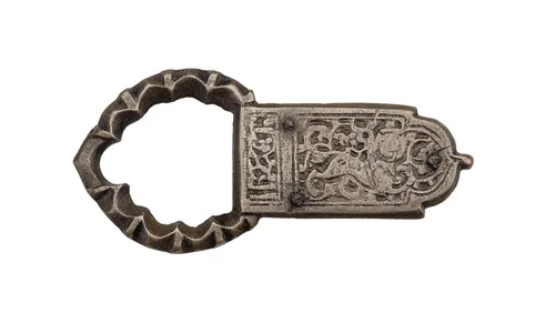 Why did Turkic soldiers wear two belts?