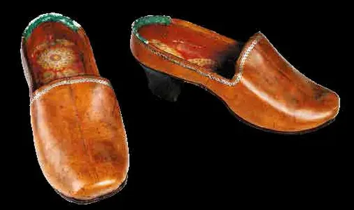 Traditional Ruler Shoes Did you know that shoes were originally worn by officials and merchants?