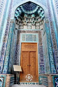 What is written at the entrance to the Shahi-Zindah complex mausoleum of 1360-1361?