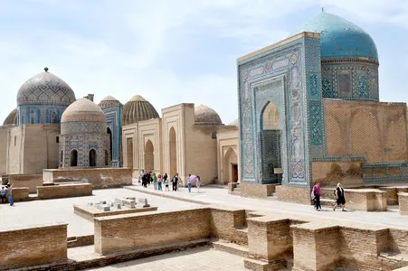 What is written on the portal of the mausoleum of Usta ‘Alim Nasafi and Usta ‘Ali Tuki-kuba?