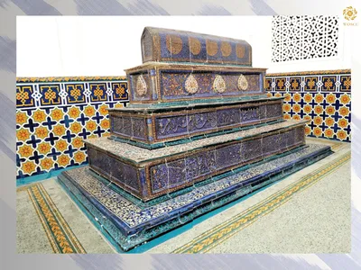 Каким почерком написана эпитафия на надгробии Кусамы ибн Аббаса?