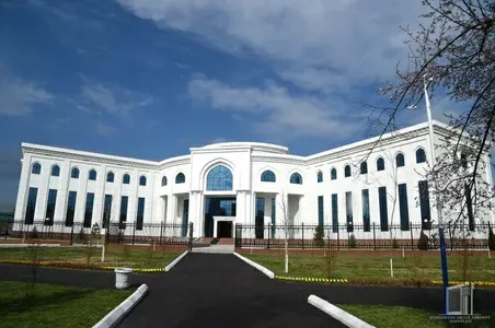 Рукописи какой давности хранятся в фондах Института востоковедения имени Абу Райхана Беруни Академии наук Республики Узбекистан?