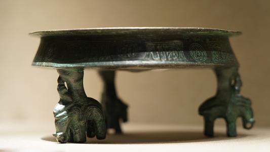 "Fil" oyoqli bronza isiriqdon. XI asrga oid artefakt Vatanga qaytarildi