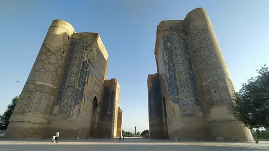 Кто и почему ввёл мистическую поэму в надписи Аксарая?‌‌