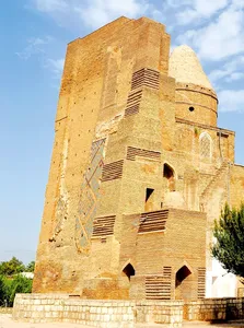 What is this «a very tall construction» mentioned in the Zafarnama by Sharaf ad-din ‘Ali Yazdi, and where is it located?