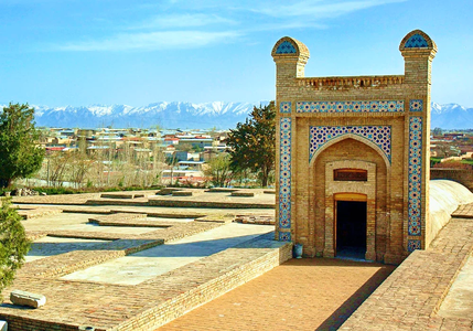 Какая связь между улугбекской обсерваторией и исфаханской обсерваторией?