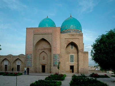 For whom was the Gumbazi Sayyidan in Shahrisabz built?