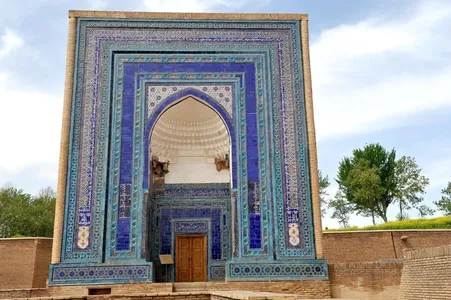 What is written on the portal of the Unnamed Mausoleum in Samarkand?