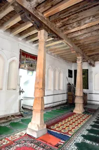 At what height are the texts located in the Sufi Allayar Mosque?