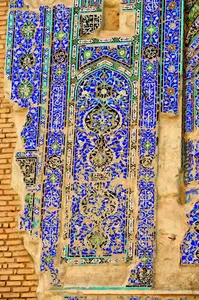 Oqsaroyning saqlanib qolgan bitik parchasidagi yozuv