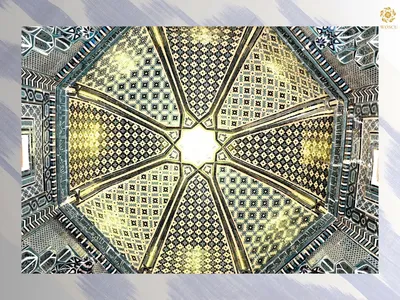 What is written inside the dome of the ziyorat khana of the Qusam ibn Abbas complex?