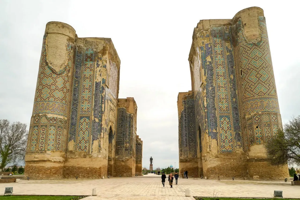 Assumptions about the construction of Oqsaroy: which of them are close to the truth?