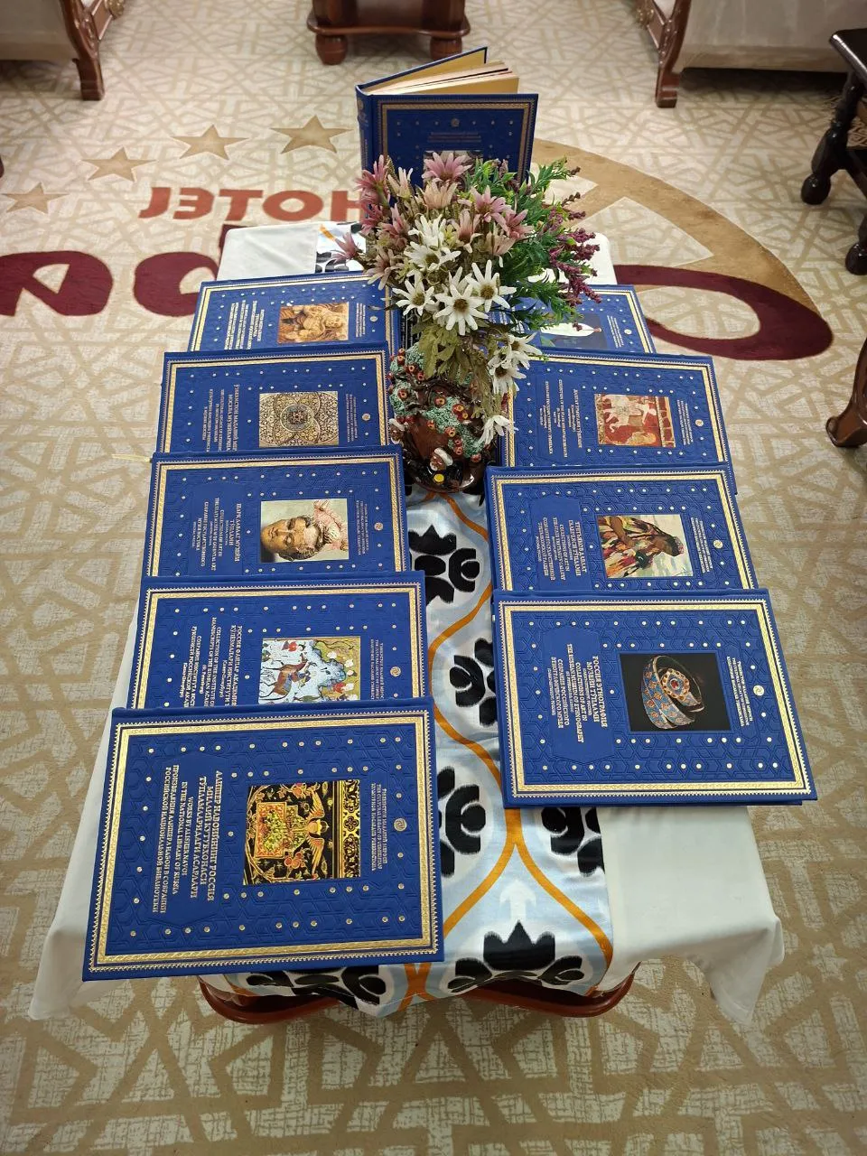 WOSCU Samarqand bo'ylab "O'zbekiston madaniy merosi" kitoblarini ulashishda davom etmoqda