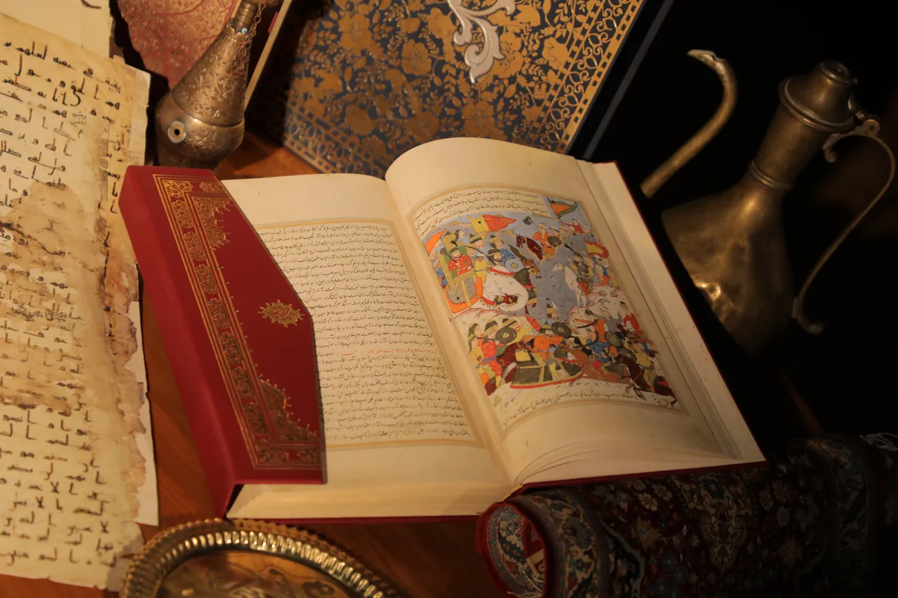 Porno qiz juda kop marta cums U ayolning xalatini ochdi